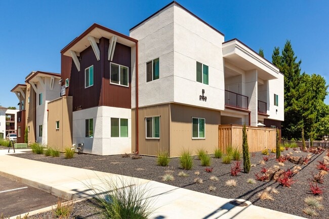 2160 Humboldt - 2160 Humboldt