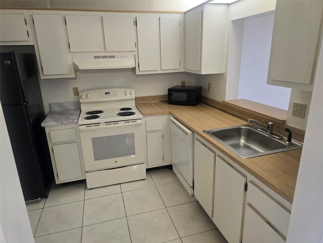 Photo - 2830 Somerset Dr Unit n