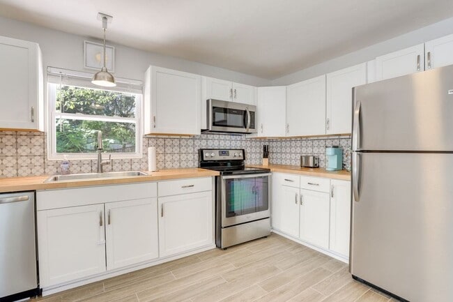 Building Photo - Charming 3/2 Available Now! Furnished or U... Rental