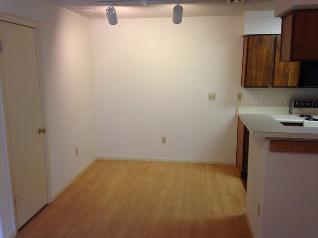 Dining area - 114 E 31st St Unidad 214