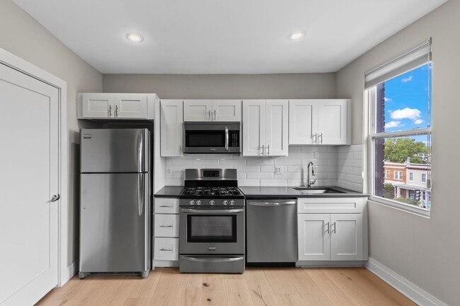 Building Photo - Bright Top-Floor 1BR Condo in Columbia Hei...