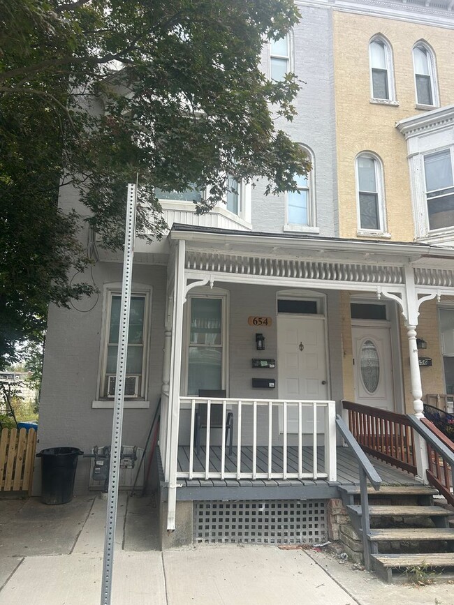 Building Photo - 654 W King St Unit Apartment 2