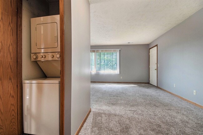 Omaha, NE Woodland Pines Apartments |Living and Laundry