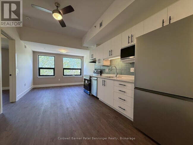 Photo - 302 Queen St S