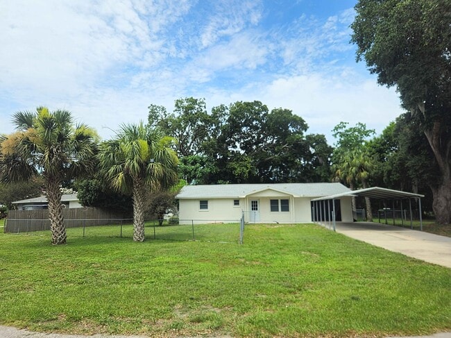 Building Photo - 3/2.5/1 Beautifully Updated Crystal River Home with Carport, Garage & Fenced Yard