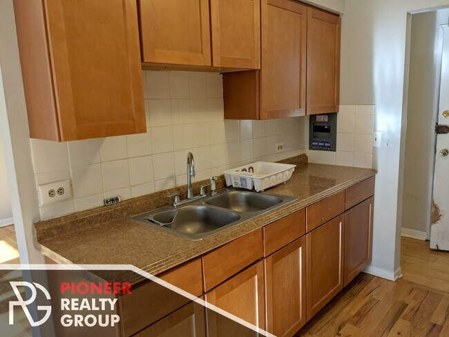 Photo - 502 W Briar Pl