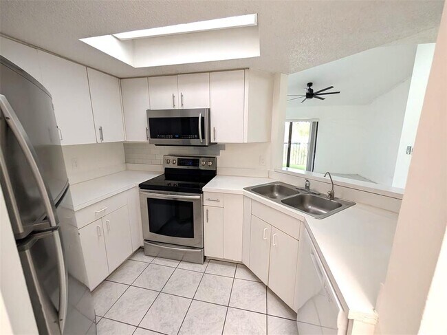 Building Photo - 9705 SW 138th Ave Unit 9705-9705 Rental