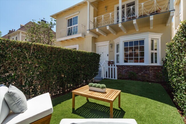 Patio privado frente al edificio - 215 S Poinsettia Pl Unidad 215