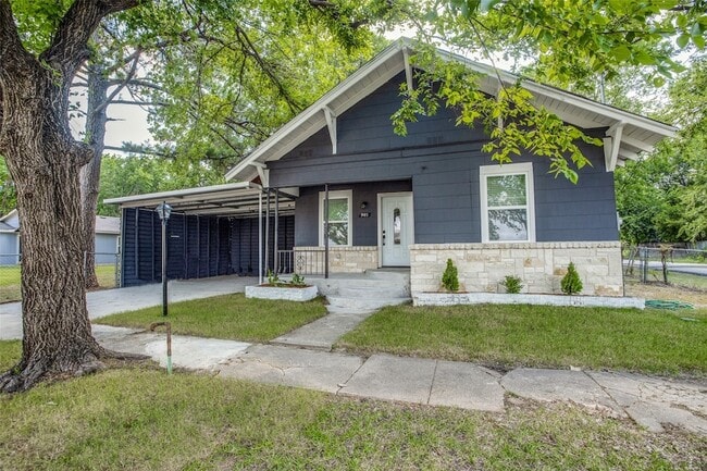 Photo - 902 Clark St