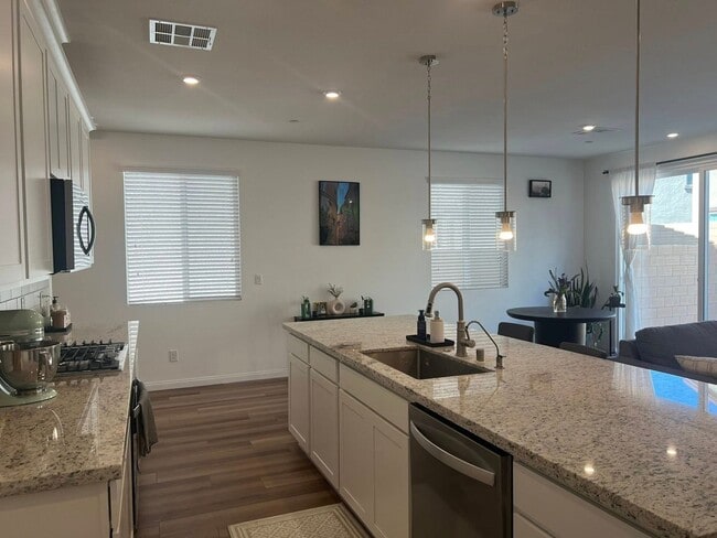 Building Photo - 854 Benning St