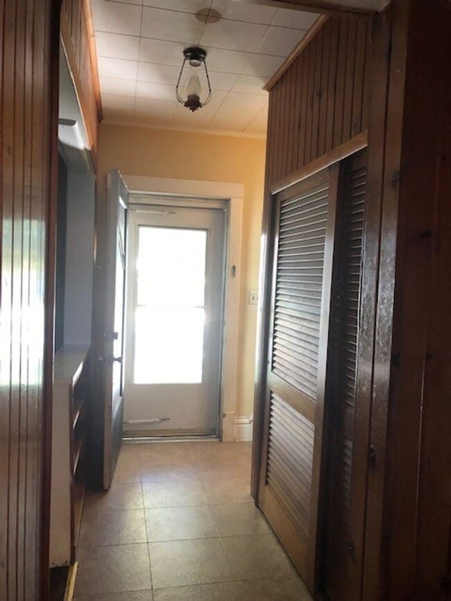3 bedroom/2 bath home w/partially fenced y... - 3 bedroom/2 bath home w/partially fenced y...