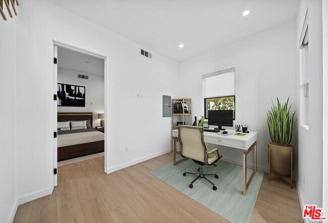 Photo - 13841 Burbank Blvd