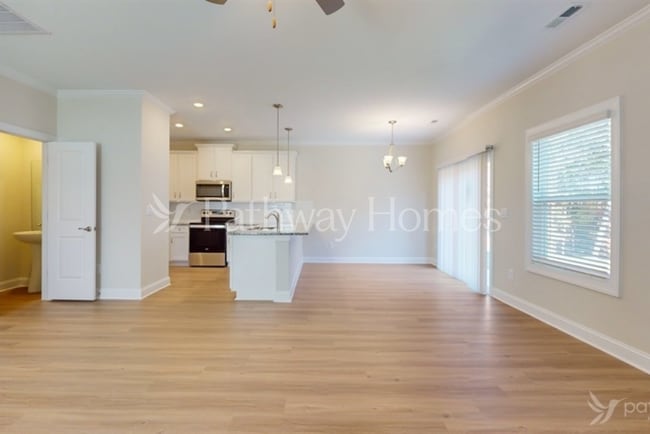 Photo - 121 S Sina St