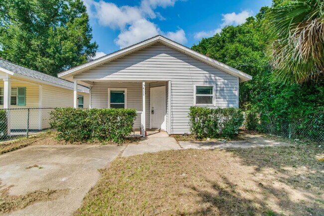 Building Photo - Charming 3-Bedroom Home Near Downtown Pens...