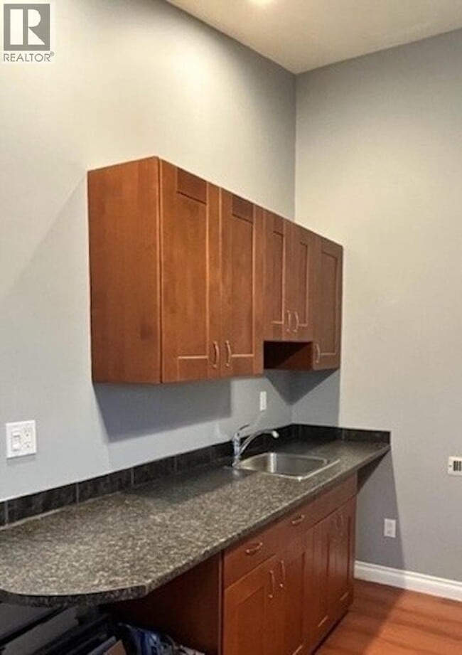 Photo - 737 Robinson St