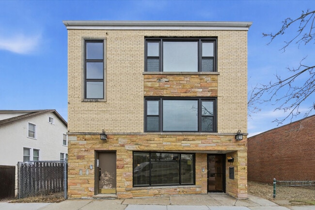 Building Photo - 5915 N Milwaukee Ave Unit G