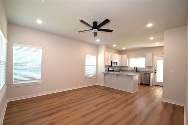 Photo - 540 Cosmos St