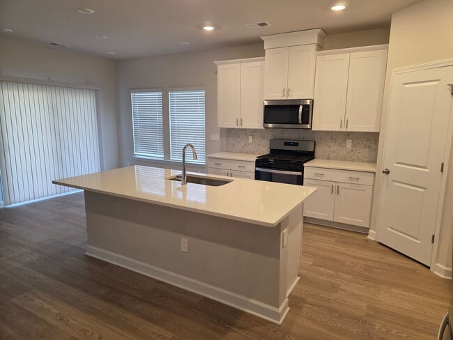 Building Photo - Don't miss this 3 bed/2 bath SFH with a functional flex room in the beautiful and modern Clear Po...