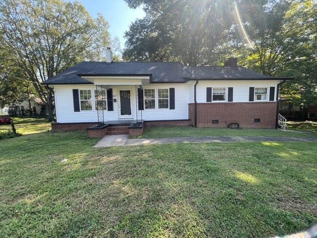 Building Photo - Large 3 bedroom 2 bathroom house with offi...
