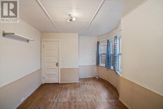Photo - 697 Dupont St