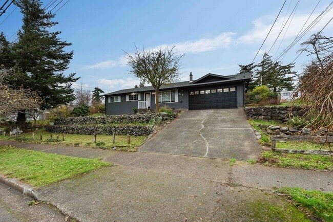 Photo - GORGEOUS 3 Bedroom (+BONUS ROOM!) 2 Bath Home with RV/Boat storage near beaches and shopping!