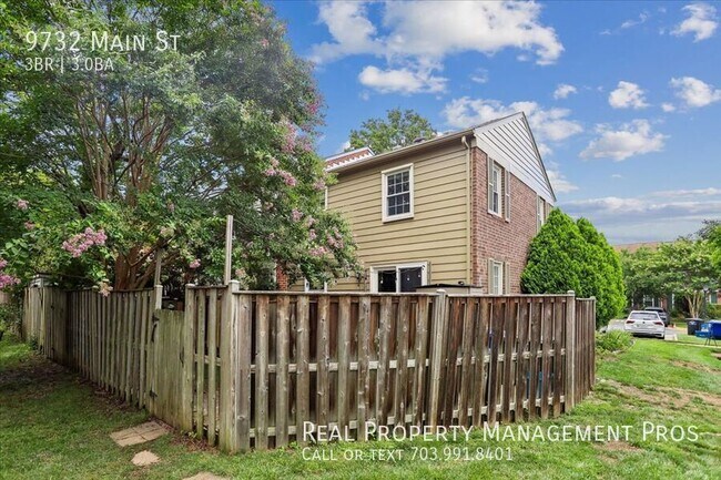 Photo - 9732 Main St