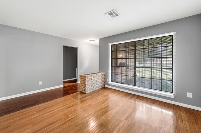 Photo - 8710 Bertwood St