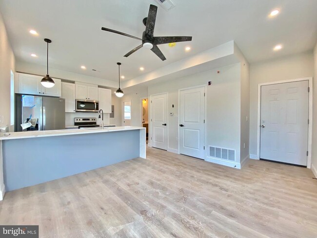 Building Photo - 6100 Ridge Ave Unit 3