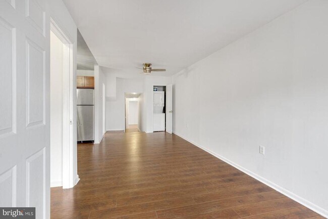 Photo - 240 W Girard Ave Unidad 3