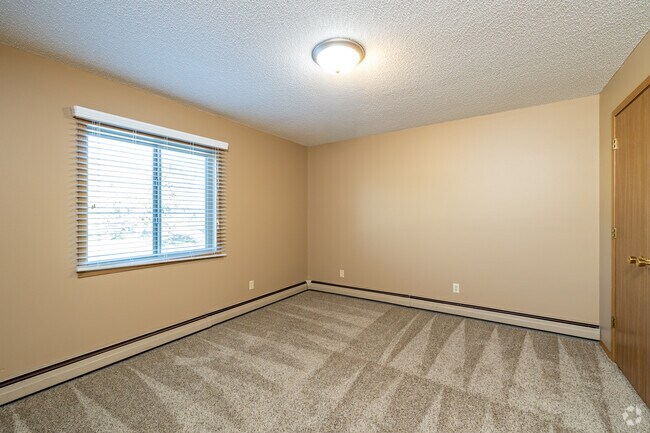 2BR, 1BA - 1,030SF - Secondary Bedroom