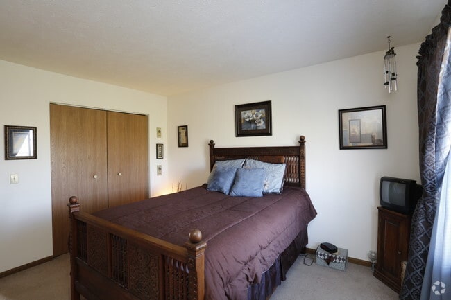 2BR, 1BA 930sq ft (3rd fl Open Concept) - Bedoom