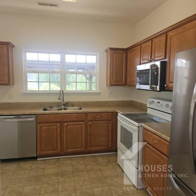 Photo - 213 Worcester Ln