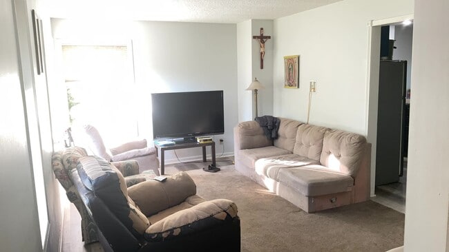 Photo - Large Single Family House in Oakdale!! DON'T MISS!!