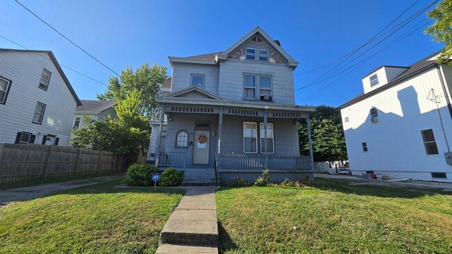 Building Photo - 2047 Lawrence Ave Unit 3
