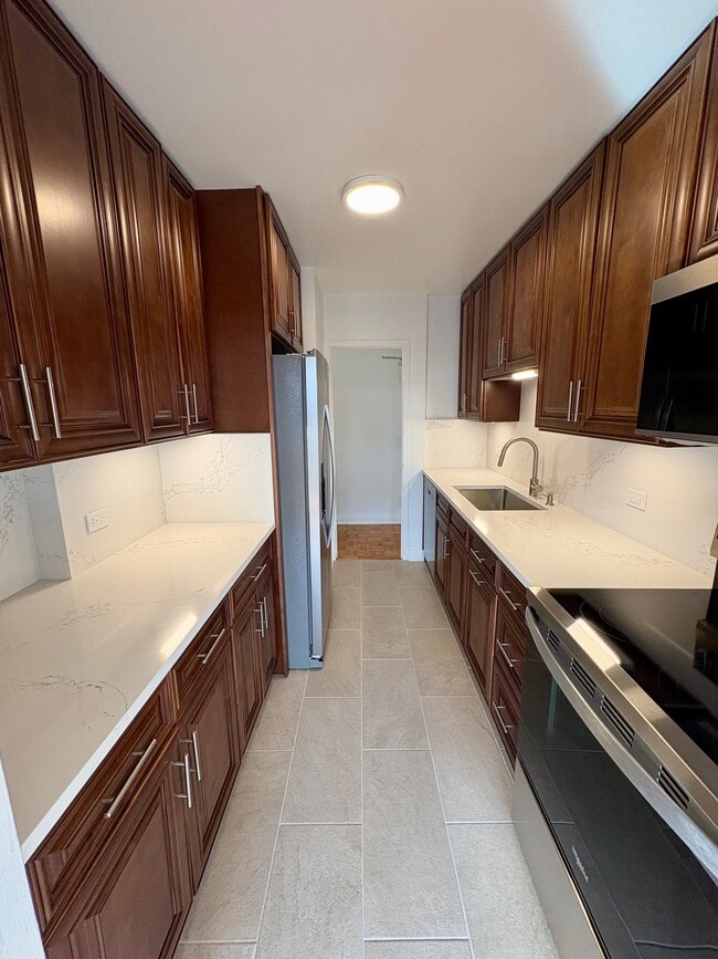 Kitchen - 360 W Wellington Ave Unit 13B