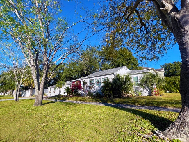 Very spacious house with 3 car driveway - 3319 W Paul Ave House