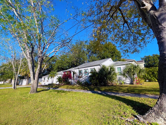 Very spacious house with 3 car driveway - 3319 W Paul Ave Rental
