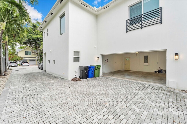 Photo - 825 NE 17th Way