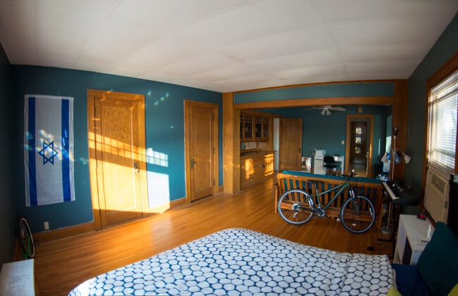 Building Photo - 430 E. Jefferson Street Unit Jefferson 1 Studio Apt