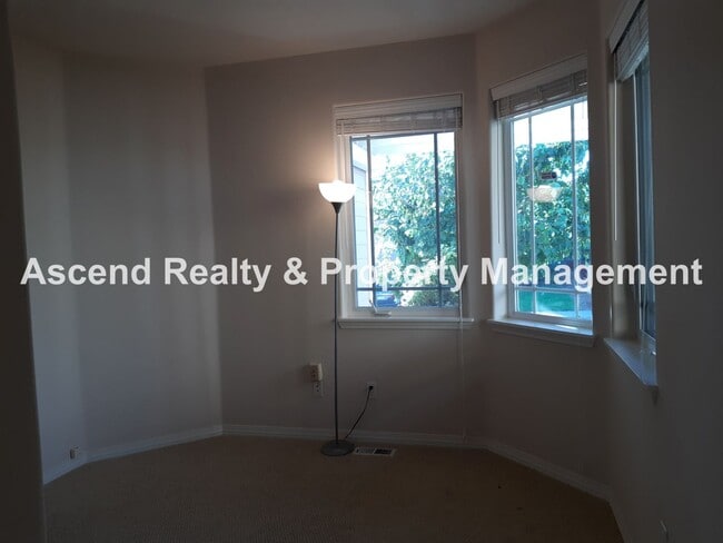 Photo - Available Now 4 Bed w/Bed & Full Bath on M...