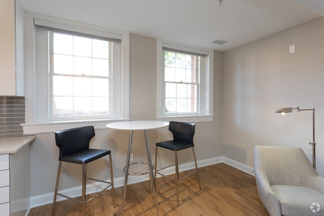 1BR, 1BA - 635 SF