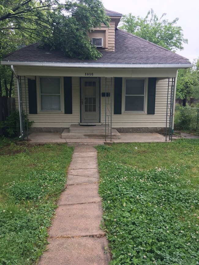 $950 - 3 bed 1 bath - Single Family Home - $950 - 3 bed 1 bath - Single Family Home