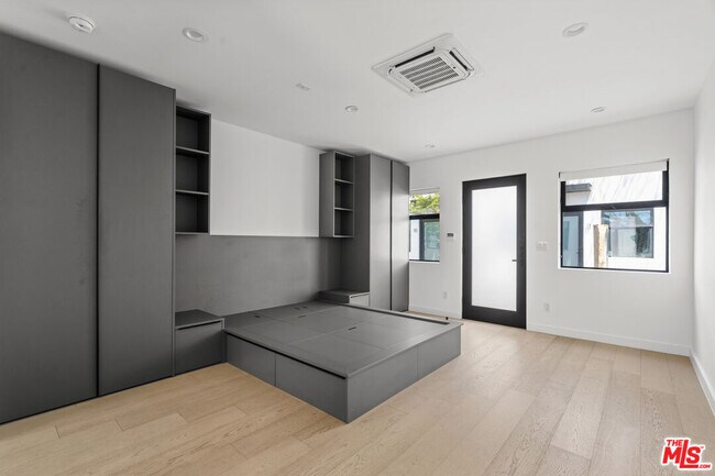 Building Photo - 1325 Cabrillo Ave Unit 3