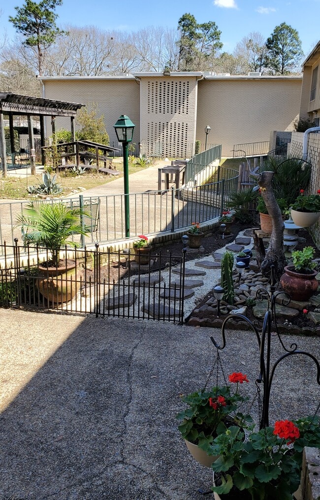 Photo - Forest Royale Apartments