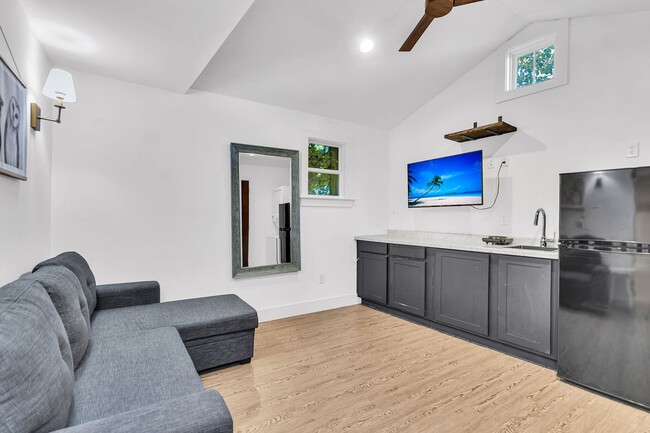 Building Photo - 40 Poinsett St Unit B