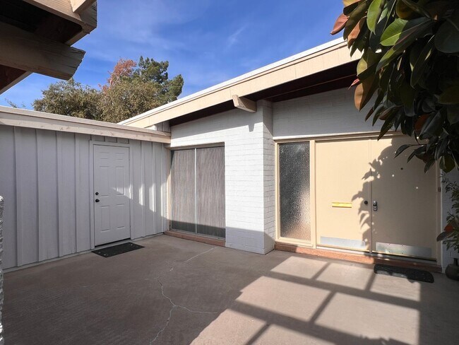 Photo - Scottsdale 4 Bed. 1.75 Bath located In Tow...