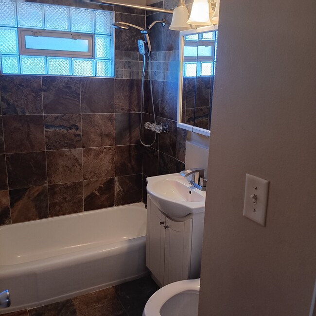 Building Photo - 1821 W 19th Ave