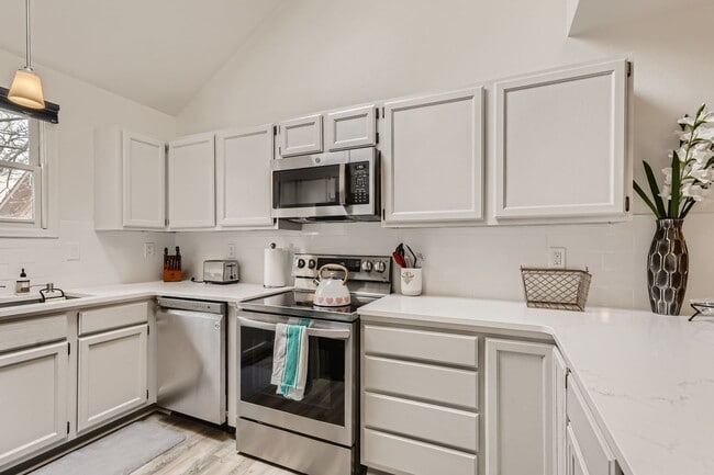 Photo - Updated 3 BDR Townhome in King's Ridge