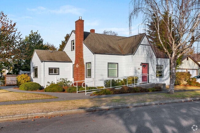 Building Photo - Spacious 4-Bed Home with Scenic Views near...