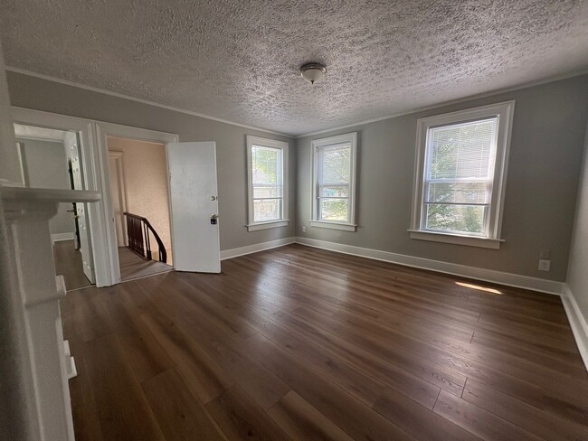 Building Photo - 738 Winchester Ave Unit 2 Rental